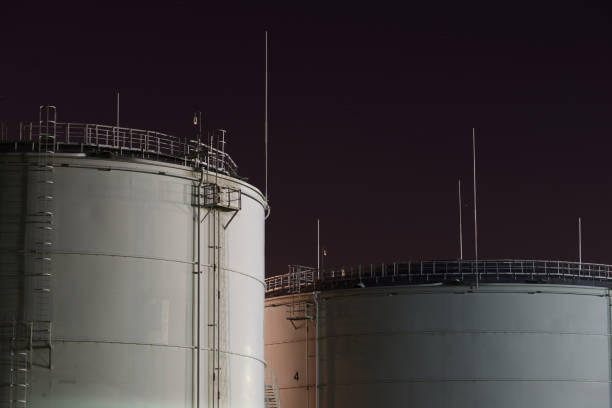 istock Fuel tanks in the port 913010706