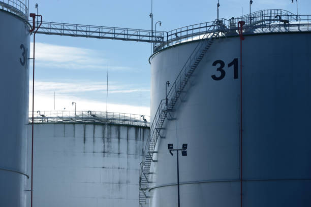 istock Fuel tanks in the port 913010710