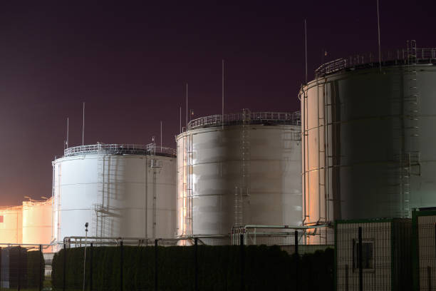 istock Fuel tanks in the port 913010718