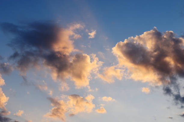 istock Dark and gold color cloud at sunset 913013480