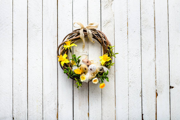 guirnalda de primavera, fondo de pascua con huevos y flores - yellow easter daffodil religious celebration fotografías e imágenes de stock