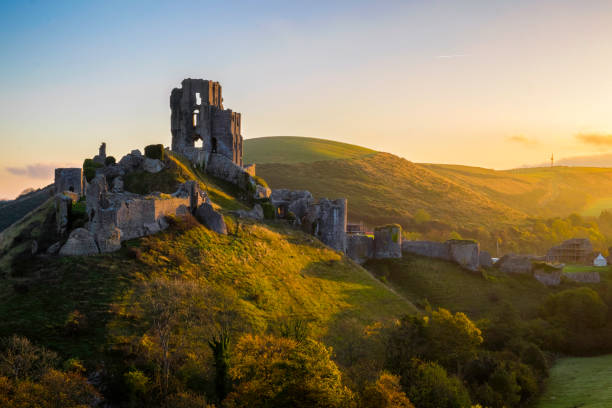 рассвет в замке корф в дорсете - fort fortified wall castle stone стоковые фото и изображения