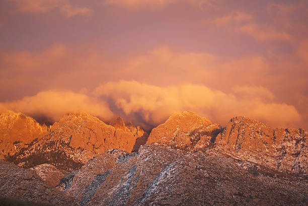 冬の山の夕暮れ - copy space alpenglow winter mountain range ストックフォトと画像