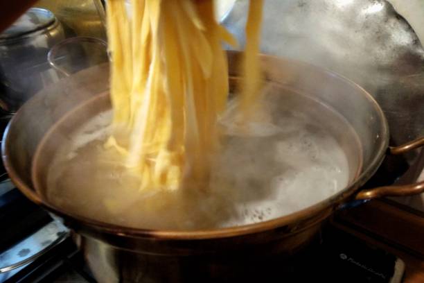 istock Close-Up Of Spaghetti Being Boiled 913046190