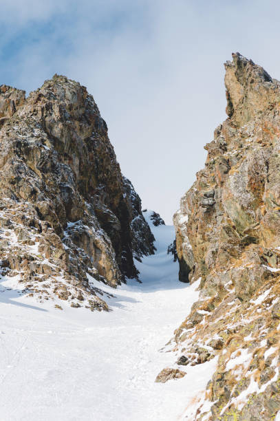 istock Close-up. View of a snowy couloir between sharp rocks 913047766