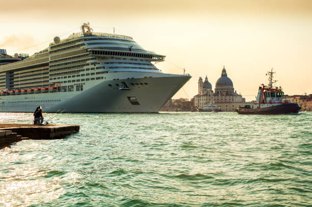 nave a venezia - canal sea journey romance foto e immagini stock