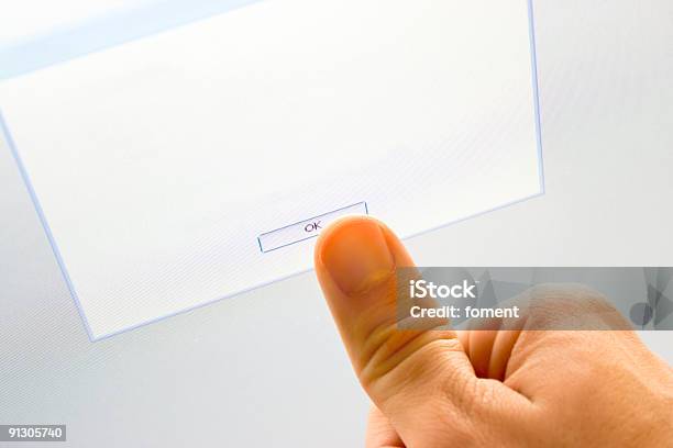 Homem Carregando No Botão De Ecrã Táctil - Fotografias de stock e mais imagens de Adulto - Adulto, Branco, Braço Humano