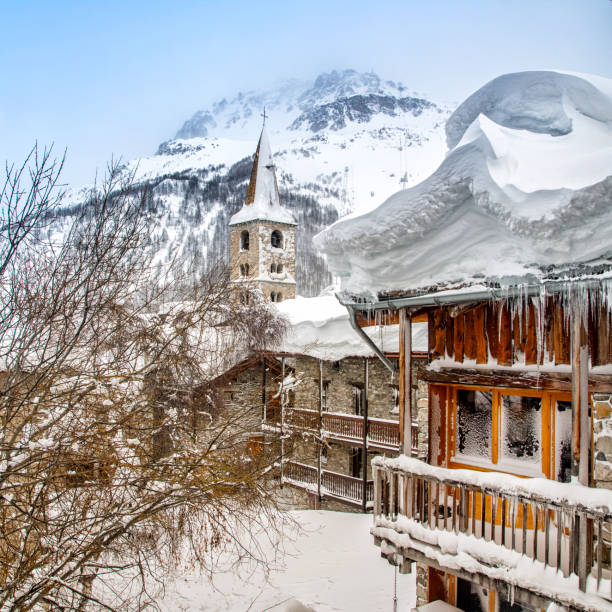 глубокий снег на крыше и холодная температура на общем шале на французском горнолыжном курорте валь д'изер - val disere стоковые фото и изображения