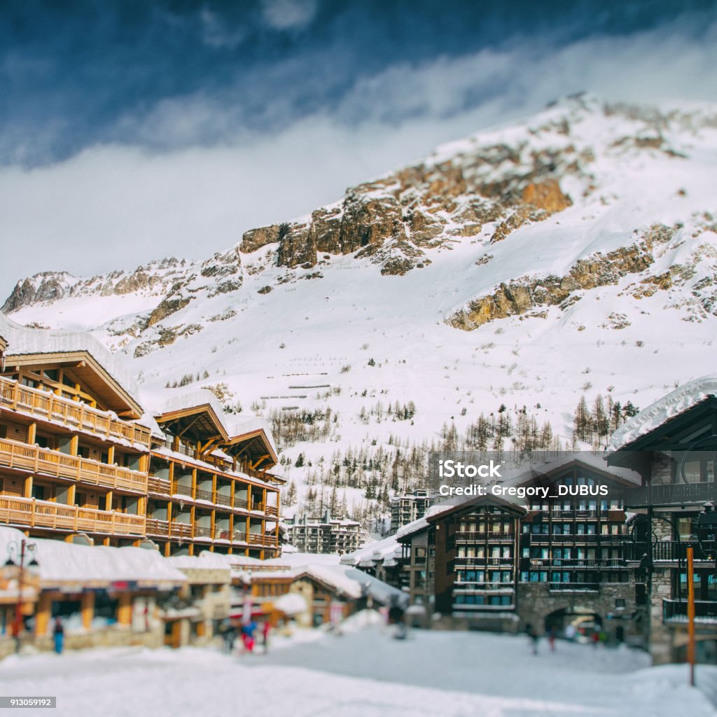 Val d’Isère village fin de pistes de ski avec des montagnes Alpes français au point de basculement - Photo de Neige libre de droits