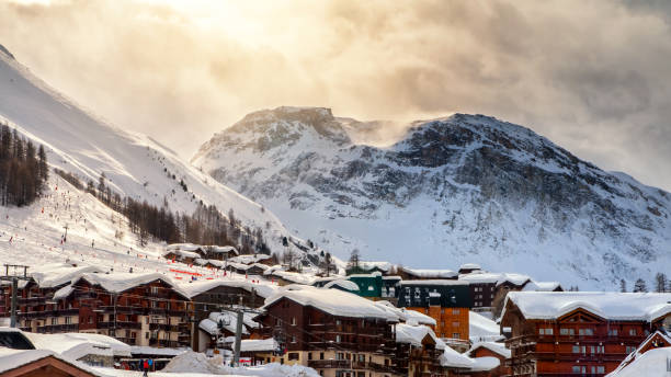 катание на лыжах на французском горнолыжном туристическом курорте валь д'изер в горах европейских альп зимой - val disere стоковые фото и изображения