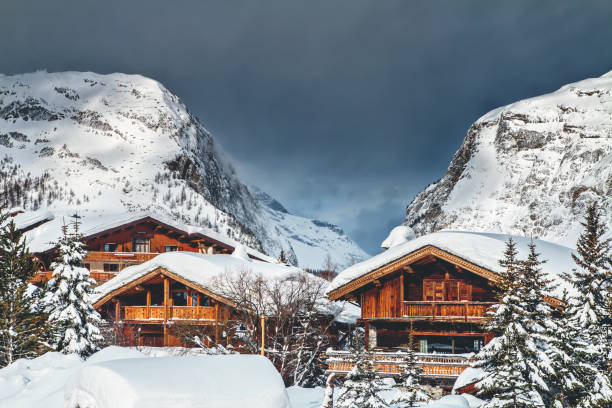 деревянное обычное шале на французском горнолыжном курорте валь д'изер с заснеженной горой альп - val disere стоков�ые фото и изображения