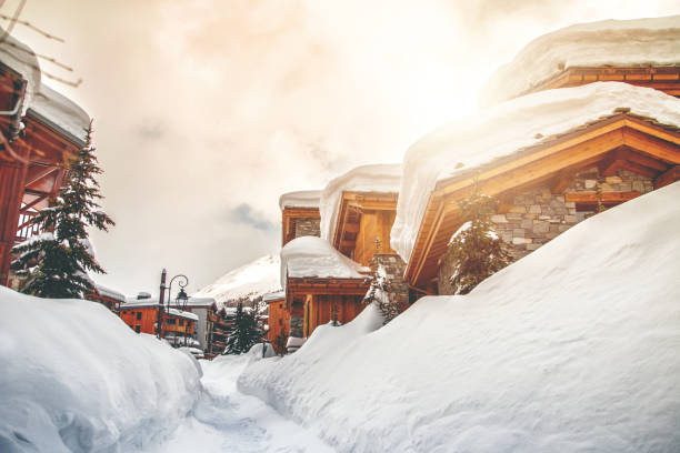 wooden chalet and snow footpath in french ski resort of val d'isere - winter chalet snow residential structure imagens e fotografias de stock