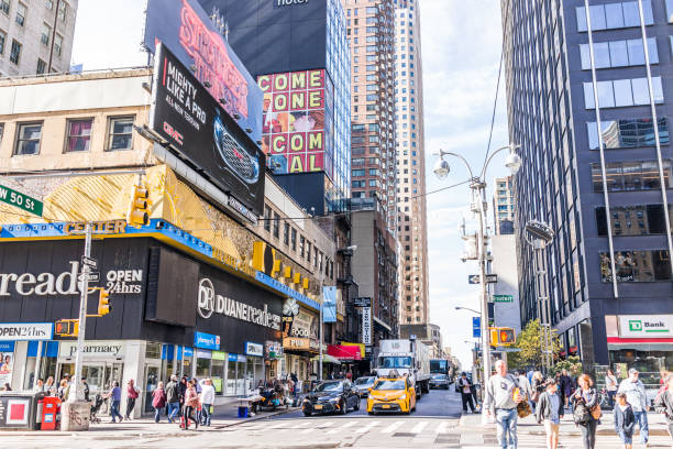 曼哈頓紐約市中心時代廣場, 百老匯大道路, 杜安裡德, 計程車, 人們穿越第五十街的標誌 - times square billboard 個照片及圖片檔