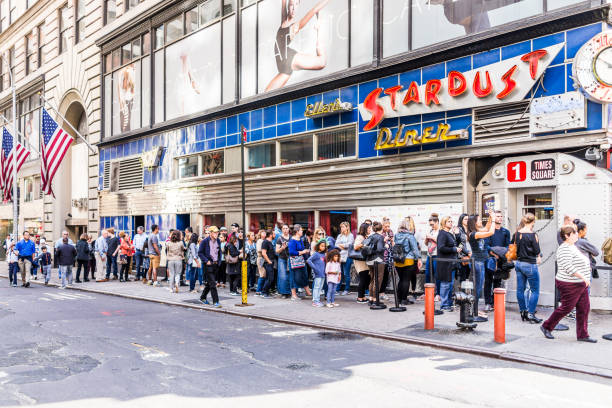 曼哈頓中城時代廣場, 百老匯街大道, 標誌, 排長隊排隊的人群等待餐館食物叫艾倫的星塵餐廳 - times square billboard 個照片及圖片檔