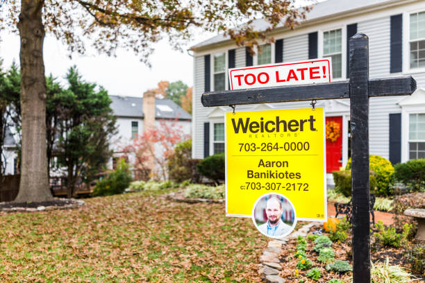 Too late real estate home buyer sign in front of house in Fairfax County, Virginia neighborhood with realtor name number, Weichert Herndon: Too late real estate home buyer sign in front of house in Fairfax County, Virginia neighborhood with realtor name number, Weichert herndon virginia stock pictures, royalty-free photos & images