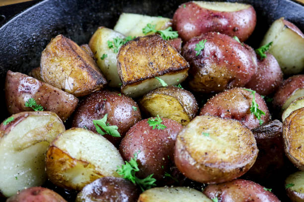 röstkartoffel - red potato raw potato red vegetable stock-fotos und bilder