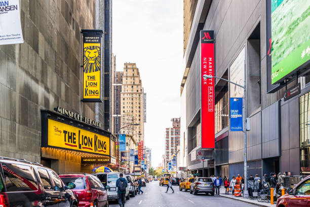 미드타운 타임 스퀘어, 브로드 웨이 애비뉴도로, 45 번이, 맨하탄 뉴욕 건물 표지판 광고, 디즈니 라이온 킹 뮤지컬 minskoff 극장, 메리어트 호텔 - lion king 뉴스 사진 이미지