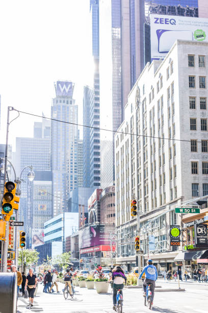 曼哈頓中城時代廣場, 百老匯大道路, 標誌, 人們騎自行車自行車 citibike 在第五十街 - times square billboard 個照片及圖片檔
