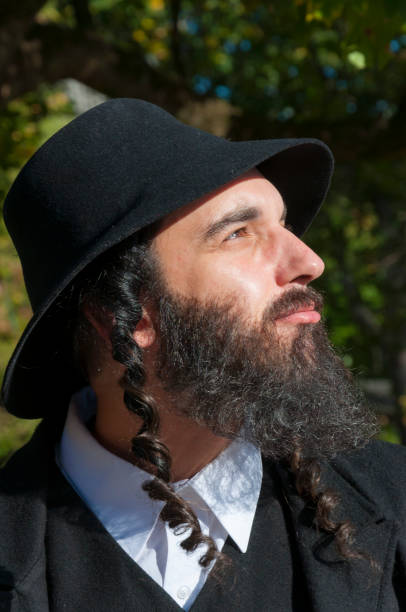 porträt des jungen orthodoxen hasdim jüdischer mann mit schwarzem bart - judaism jewish ethnicity hasidism rabbi stock-fotos und bilder