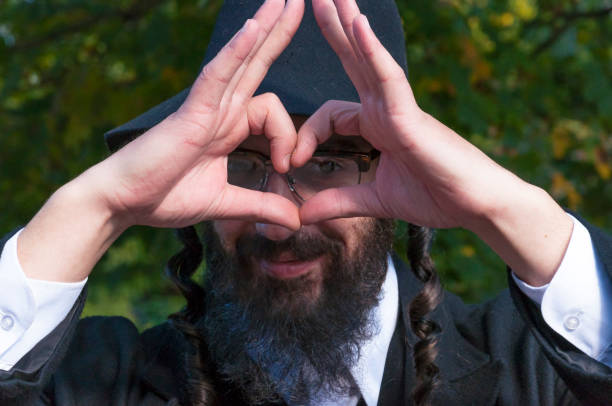 porträt des segens mit herz zeichen orthodoxen hasdim jüdischer mann - judaism jewish ethnicity hasidism rabbi stock-fotos und bilder