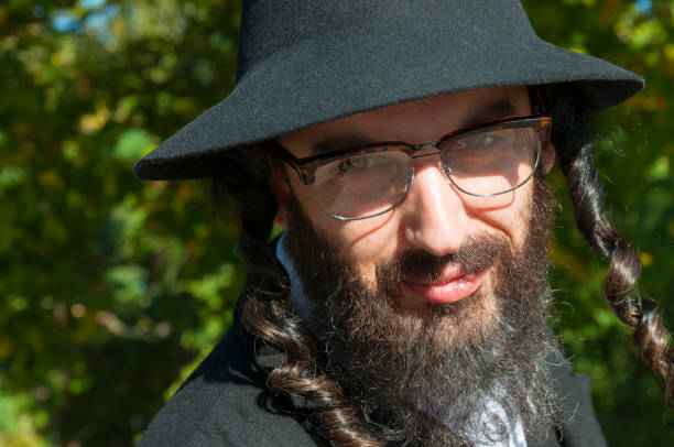 porträt des jungen orthodoxen hasdim jüdischer mann tragen brillen - judaism jewish ethnicity hasidism rabbi stock-fotos und bilder