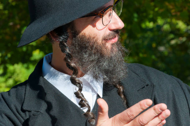 porträt der jungen orthodoxen hasdim jüdischer mann lächelnd - judaism jewish ethnicity hasidism rabbi stock-fotos und bilder