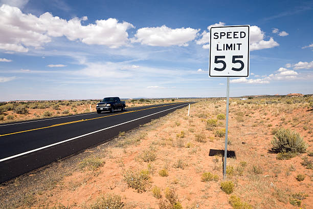Sinal de estrada de limite de velocidade 55 - fotografia de stock