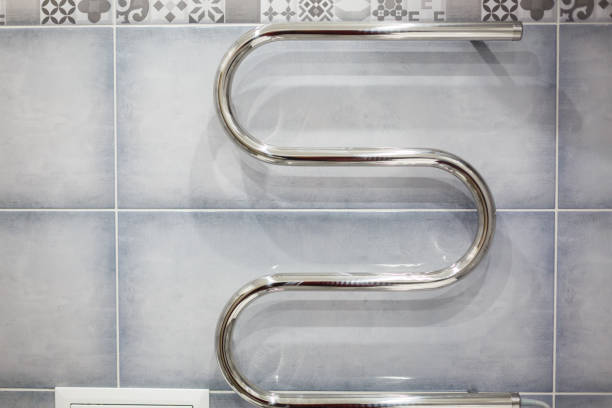 moderno asciugamano da bagno asciugacapelli lucido acciaio e cromo - towel hanging bathroom railing foto e immagini stock