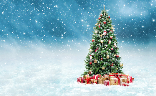 Foto de Linda Árvore De Natal Com Dourado E Vermelho Apresentam Caixas ...