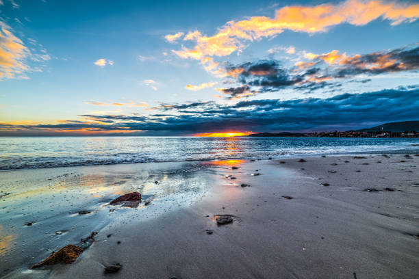 istock Sandy shore under a colorful sky at sunset 913082300