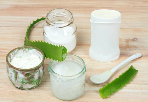 antibacteriano y natural desodorante casero con aloe vera - silverware clean wet kitchen utensil fotografías e imágenes de stock