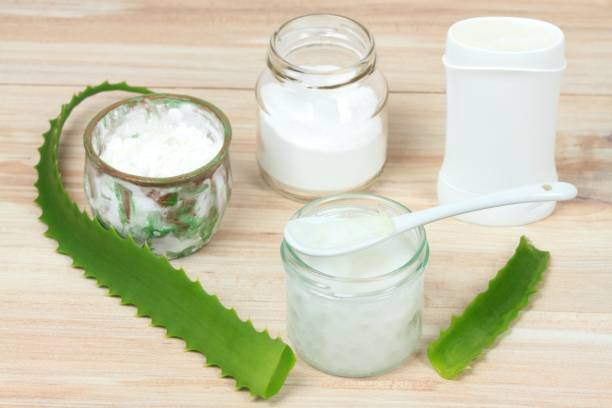 antibacteriano y natural desodorante casero con aloe vera - silverware clean wet kitchen utensil fotografías e imágenes de stock