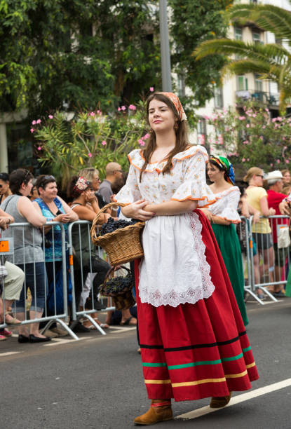 femme dans le durnig historique et ethnographique défilé de costume traditionnel du festival de vin de madère à funchal - madeira portugal vineyard traditional culture photos et images de collection