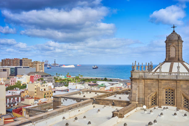 istock Panoramic view of historical downtown of Las Palmas 913083696