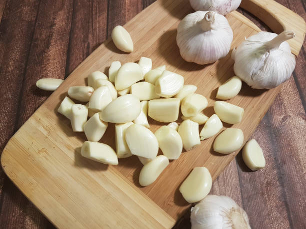 istock garlic on a wooden 913084472