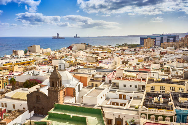 istock Panoramic view of historical downtown of Las Palmas 913085658