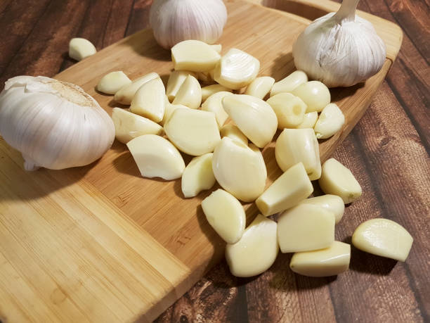istock garlic on a wooden 913088190