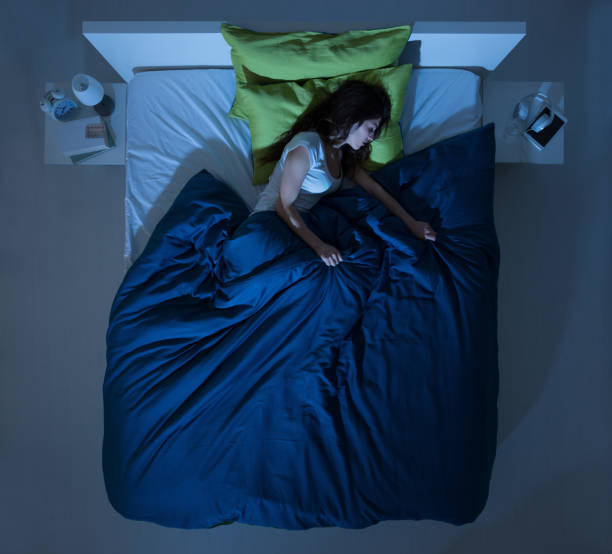 mujer durmiendo en el dormitorio - sheet sleeping women bed fotografías e imágenes de stock