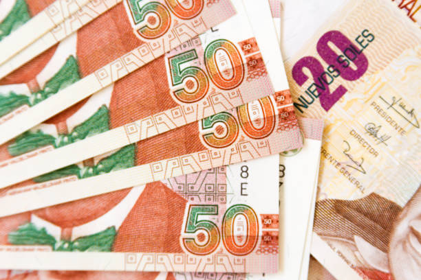 istock Macro close-up of 50 Peruvian Soles banknotes fanned next 20 notes 913095448