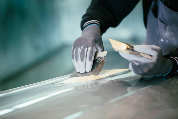 istock Car repair jobs 913105084