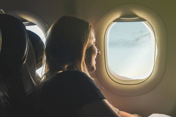 jovem mulher viajar com avião - airplane window indoors looking through window - fotografias e filmes do acervo