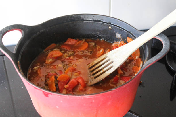 fazer goulash em aço pan - soup photography pan hungary - fotografias e filmes do acervo