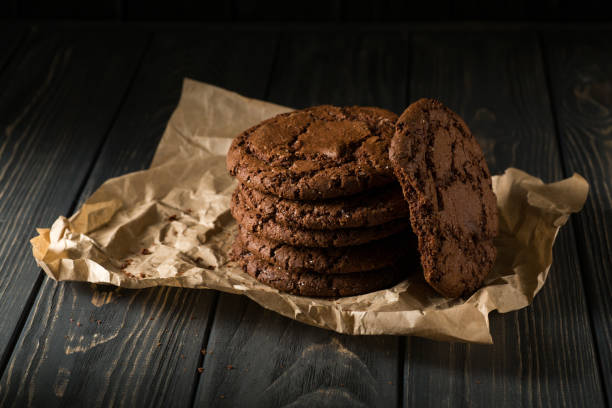 istock Stacked chocolate chip cookies on craft paper 913128226
