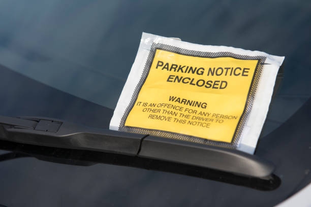 imagen de un ticket de aparcamiento en un coche de cerca - multa de aparcamiento fotos fotografías e imágenes de stock