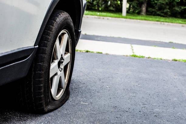 istock Car with a Flat Tire on the Road 913151622