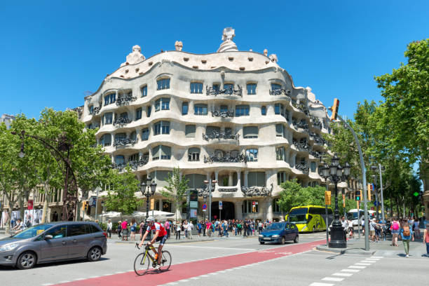 façade de la casa milá à barcelone - barcelona la pedrera spain catalonia photos et images de collection