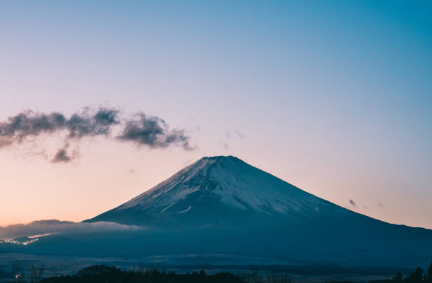 istock Mount Fuji in Winter during Sunset 913168554