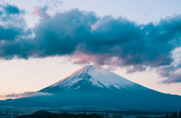 istock Mount Fuji in Winter during Sunset 913168558