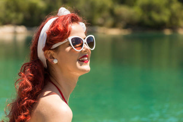 очаровательная девушка на море - sunglasses fashion pin up girl women стоковые фото и изображения