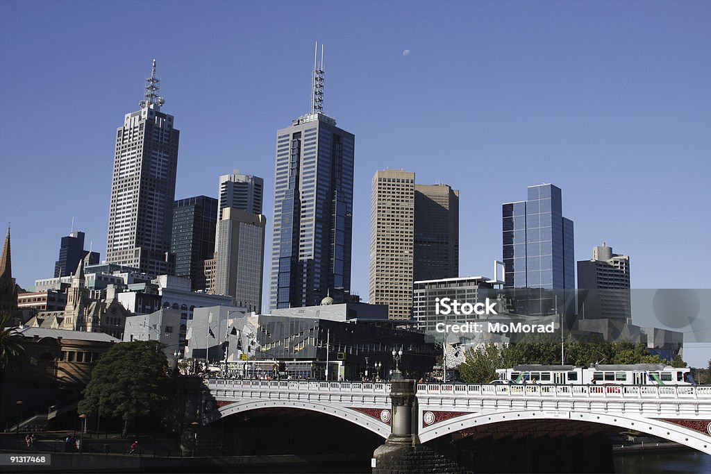 Melbourne city e a Lua no céu azul - Royalty-free Alto - Descrição Física Foto de stock